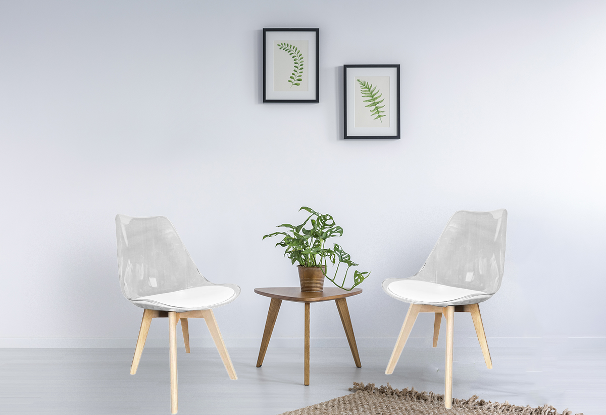 Απεικονίζονται δύο καρέκλες Natura γύρω από ένα τραπέζι 
